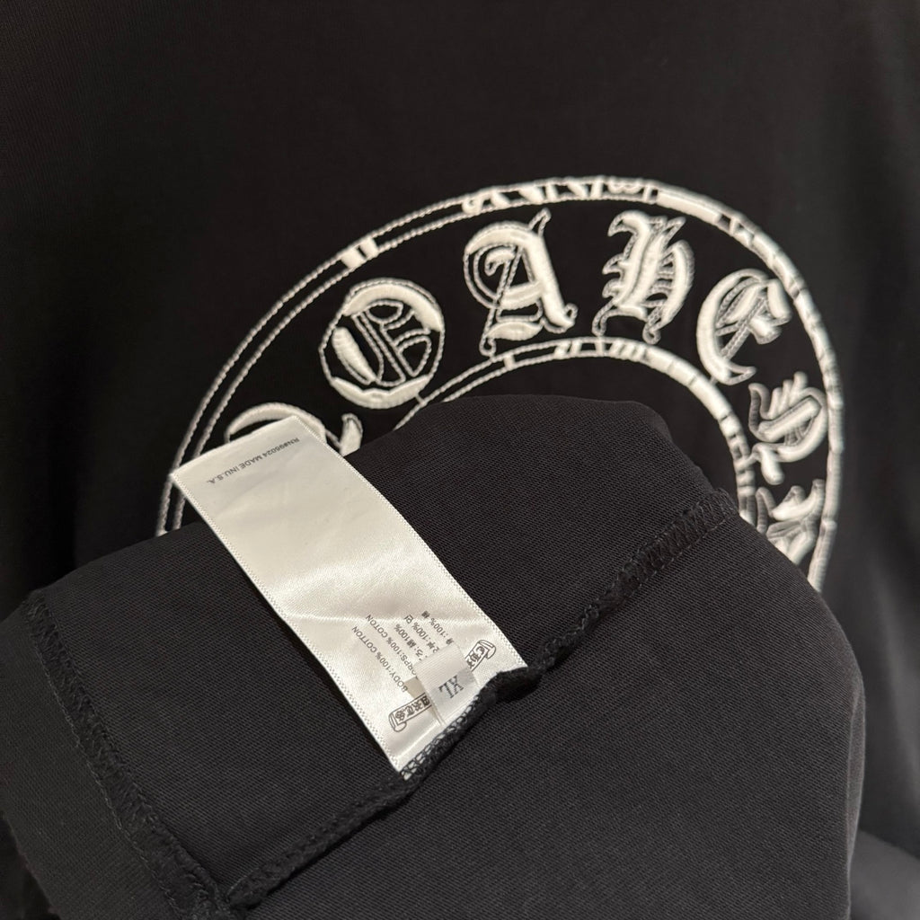 Black short-sleeve T-shirt collar with white interior neck label