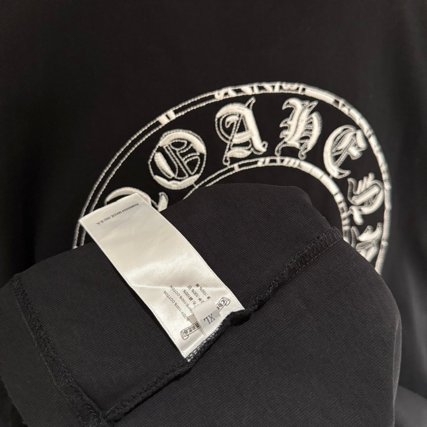 Black short-sleeve T-shirt collar with white interior neck label