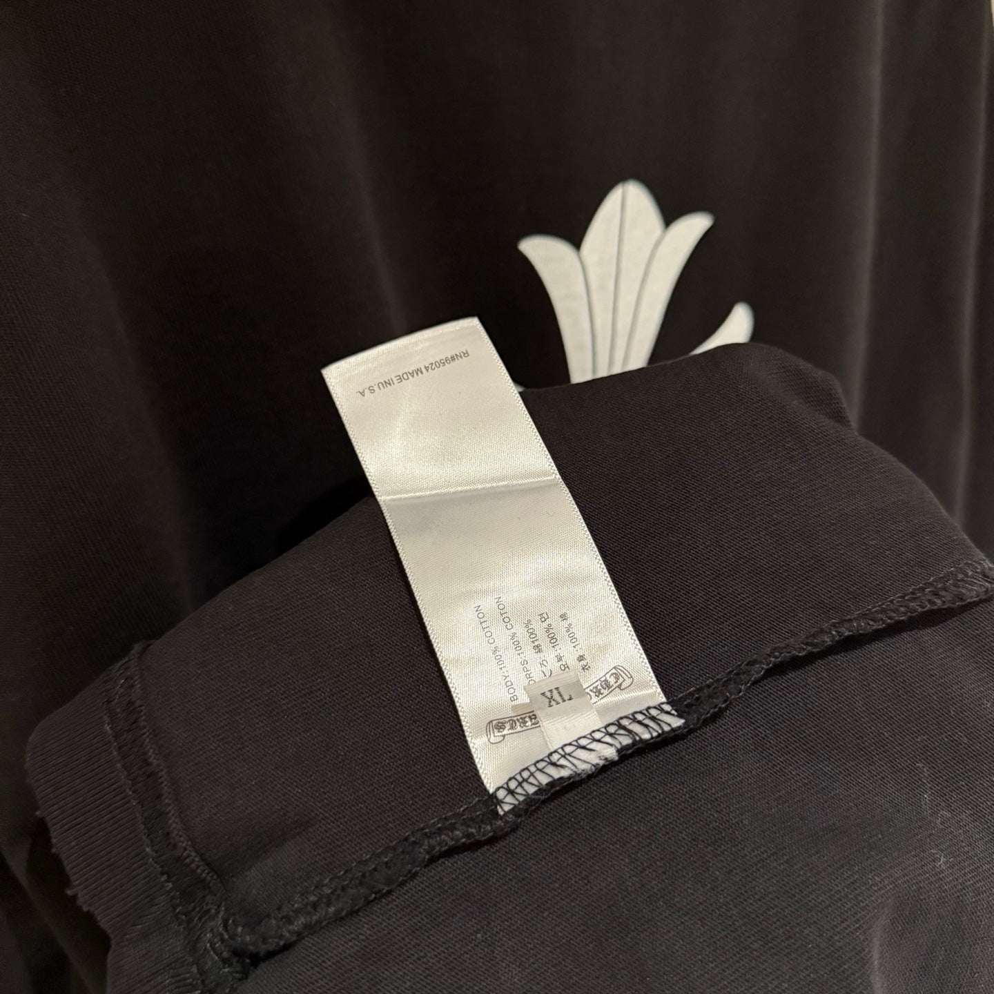 Black short-sleeve T-shirt with inner tag at the hem