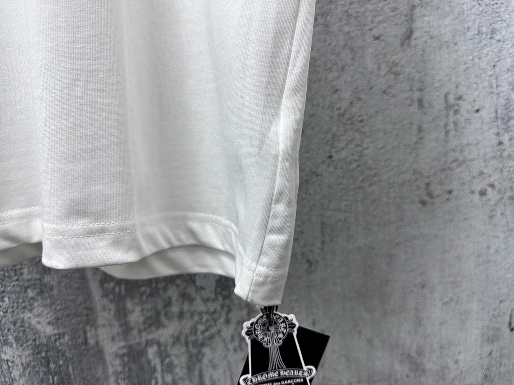 White short-sleeve T-shirt hem with hanging brand tag
