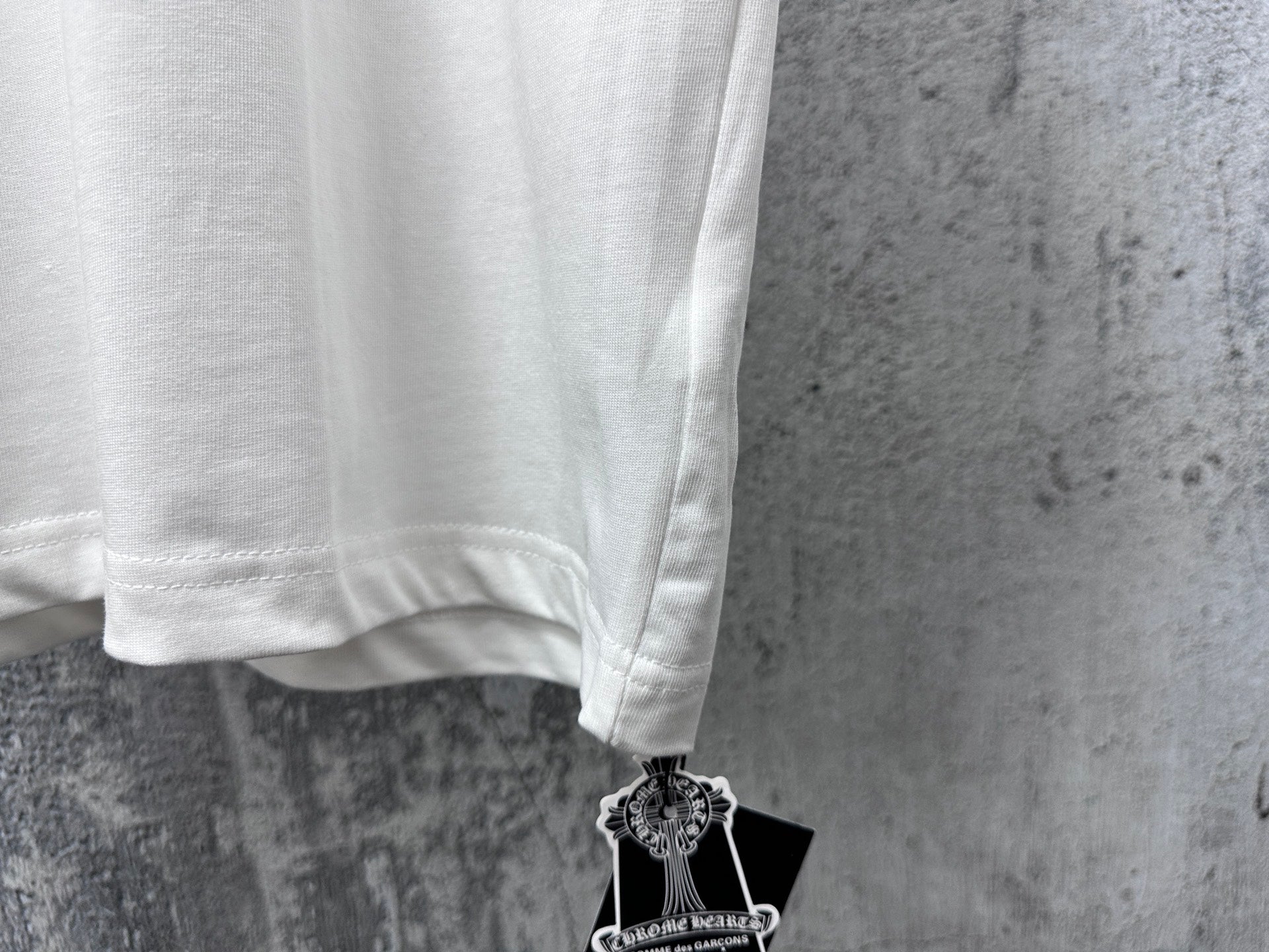 White short-sleeve T-shirt hem with hanging brand tag