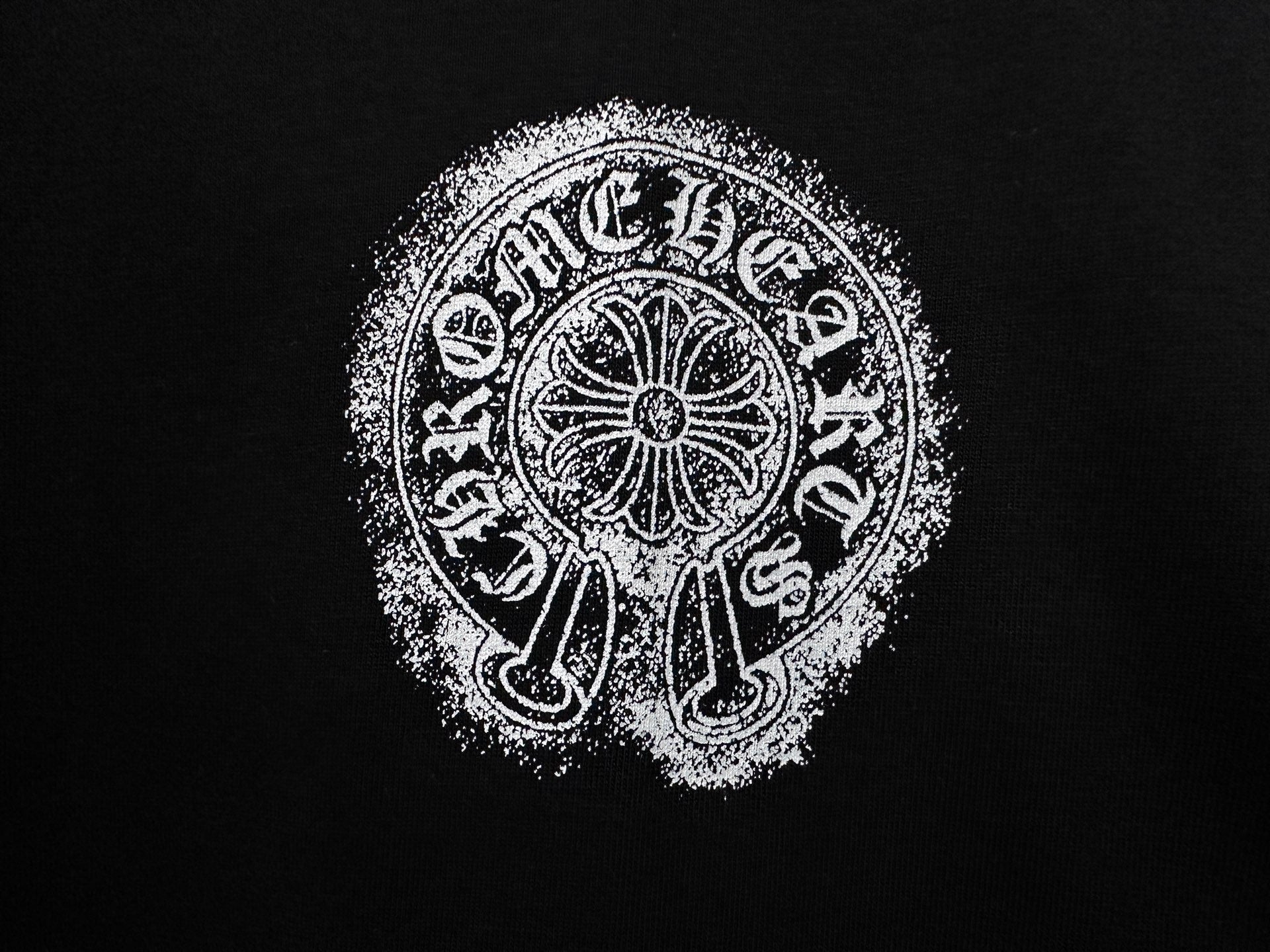 Circular chrome-style graphic print on black short-sleeve T-shirt