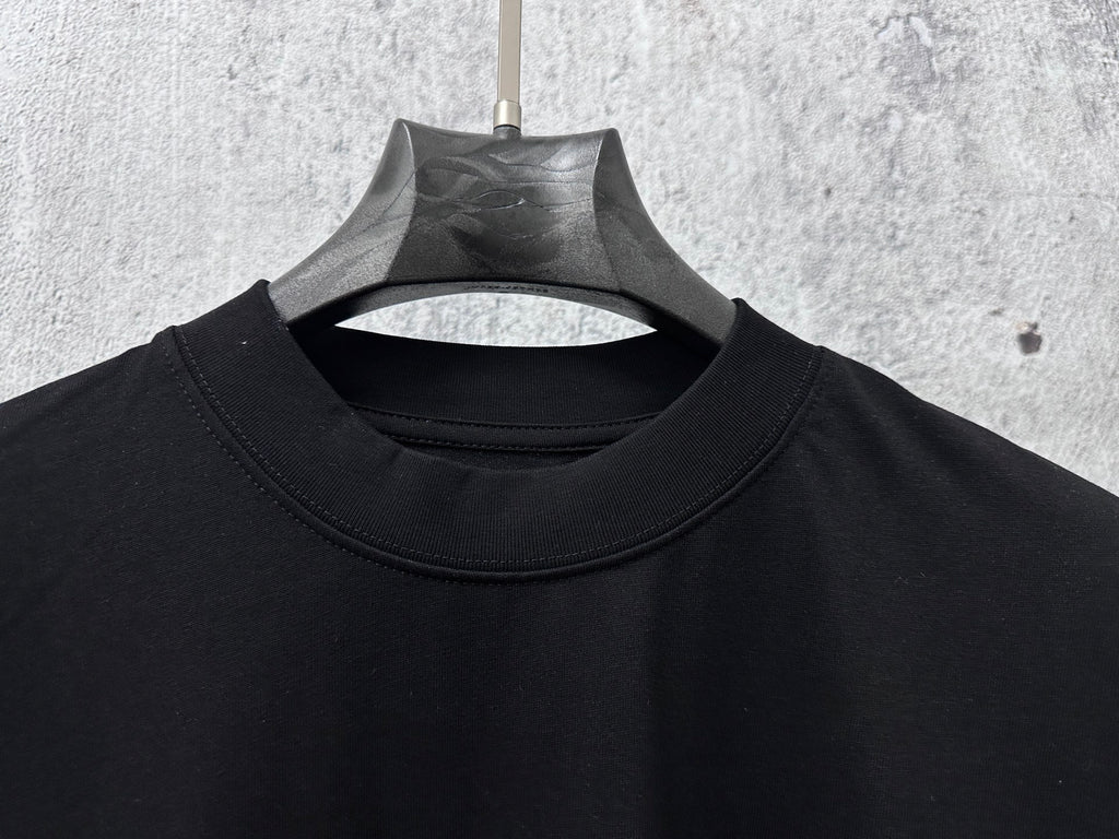 Black short-sleeve crewneck T-shirt with ribbed neckline detail