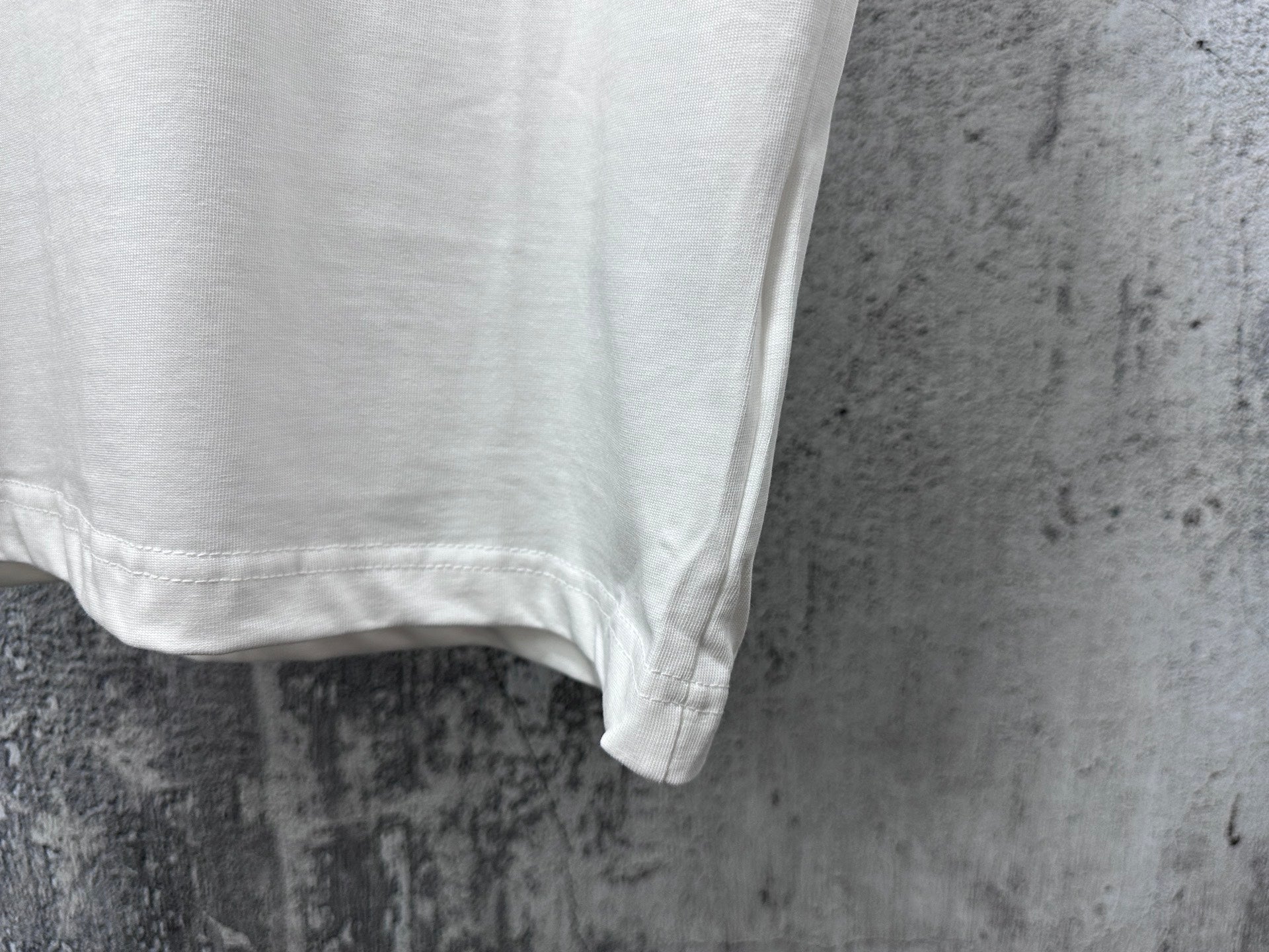White Moncler T-shirt hem and short sleeves with stitched edge