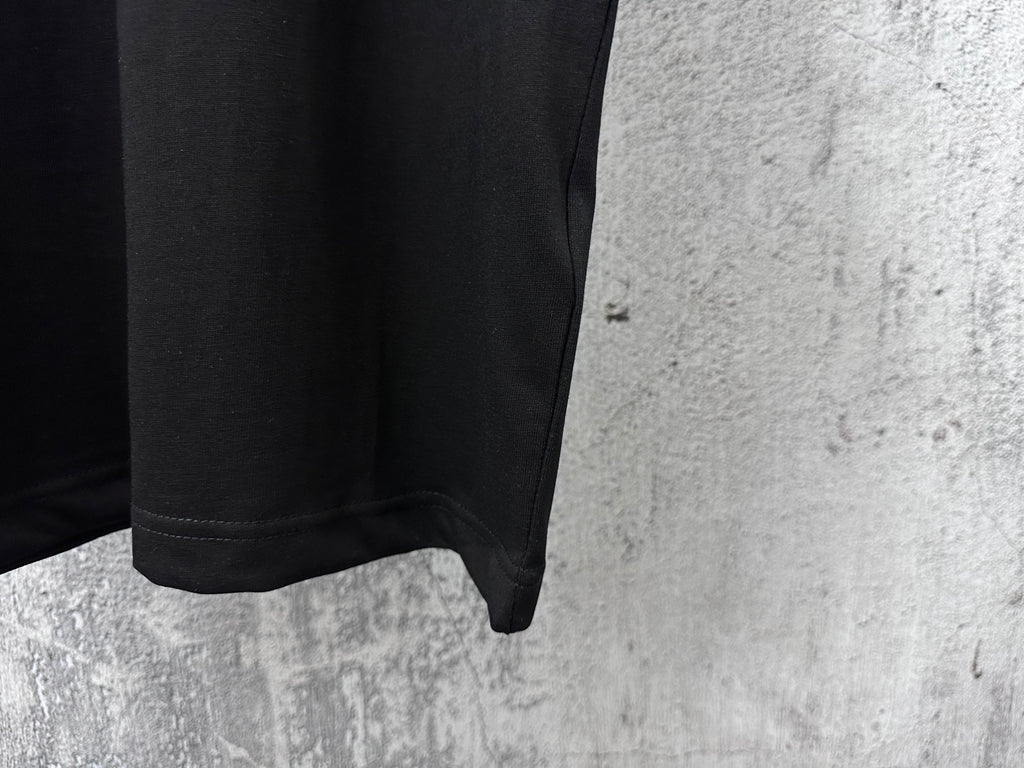 Black short-sleeve T-shirt hem with stitched side seam