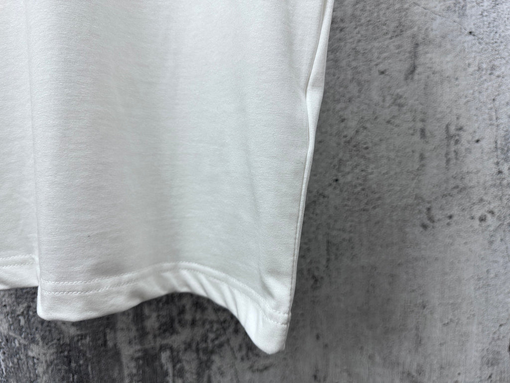 White T-shirt hem with curved bottom and short sleeve cuff detail