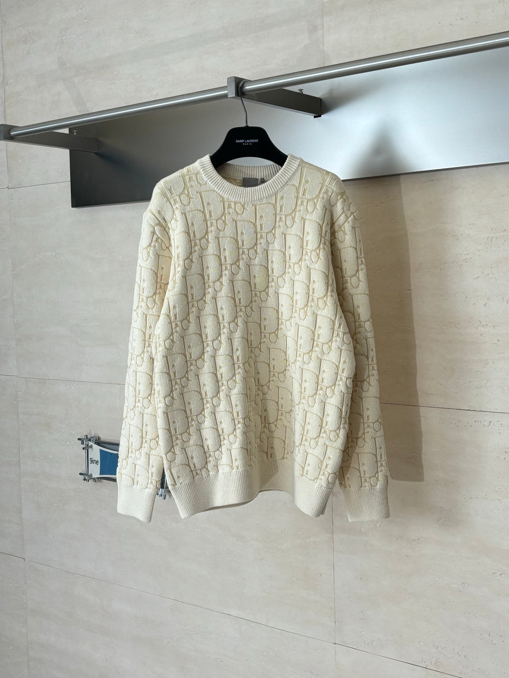 Cream jacquard knit sweater with crew neck and long sleeves, ribbed cuffs and hem