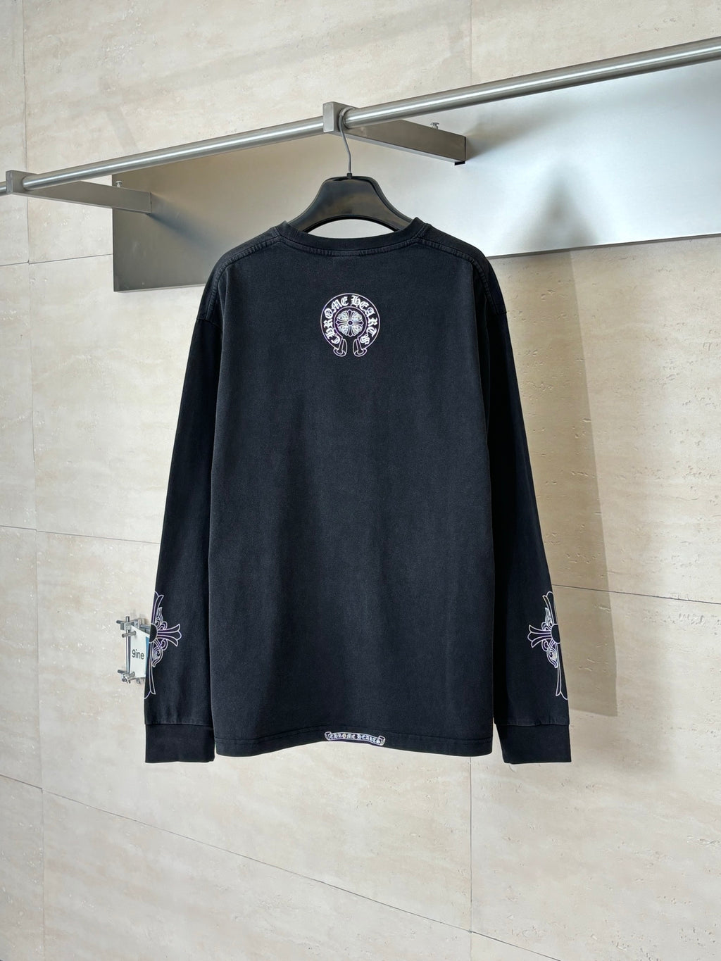 Dark long-sleeve T-shirt, back view, round crest print and sleeve graphics