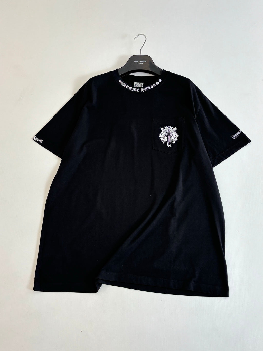 Black short-sleeve T-shirt with front crest embroidery on the chest