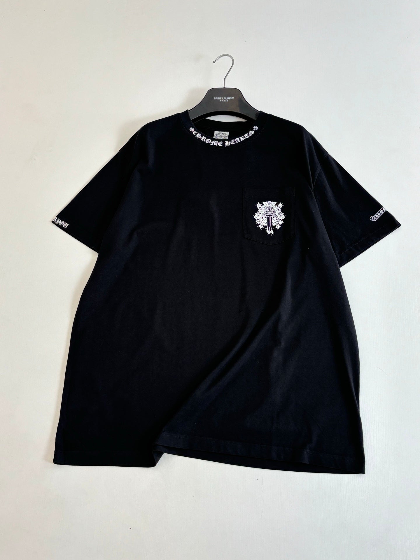Black short-sleeve T-shirt with front crest embroidery on the chest