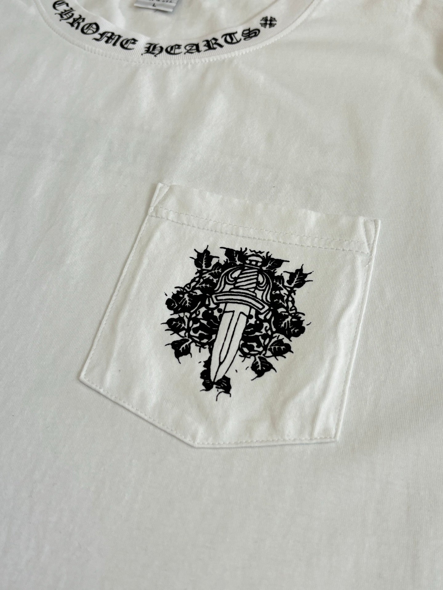 White short-sleeve T-shirt pocket panel with black crest graphic