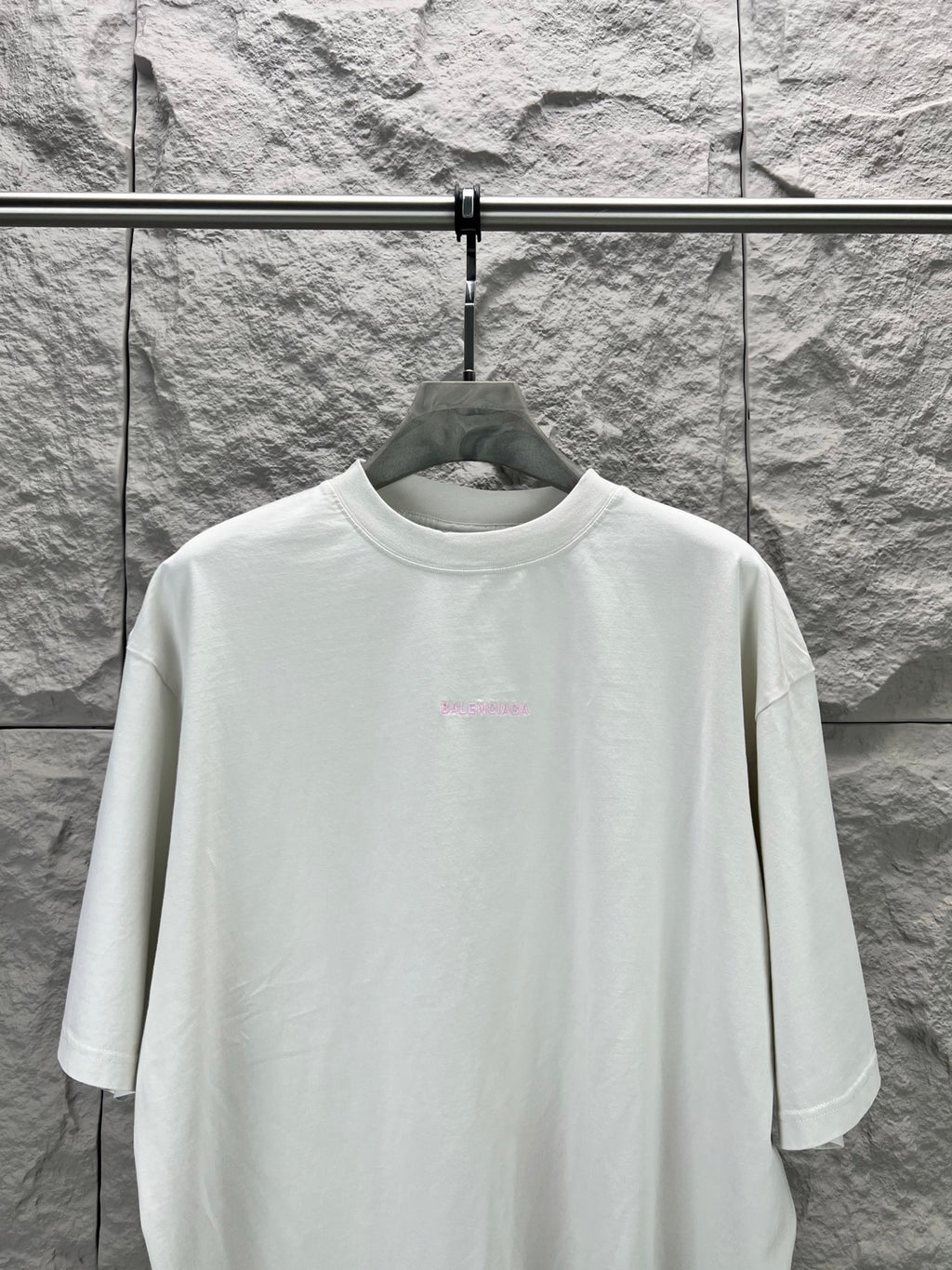 White T-shirt with round neck and pink logo
