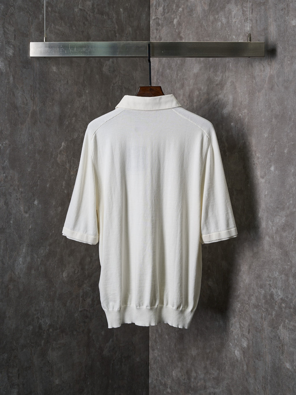 White short-sleeve polo shirt, plain back with ribbed cuffs and hem