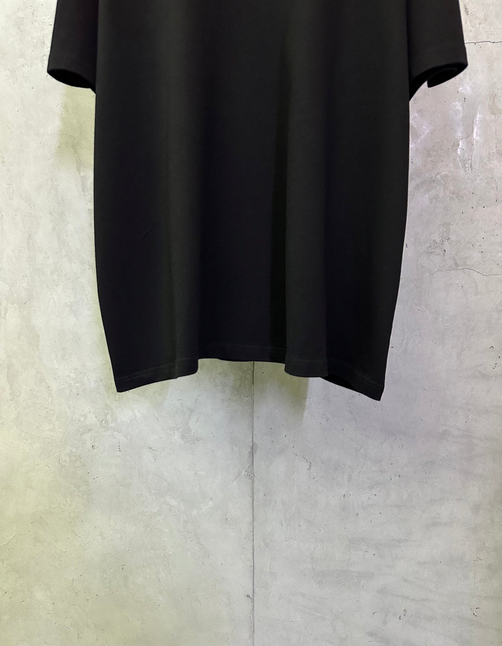 Black short-sleeve T-shirt, front lower hem and torso
