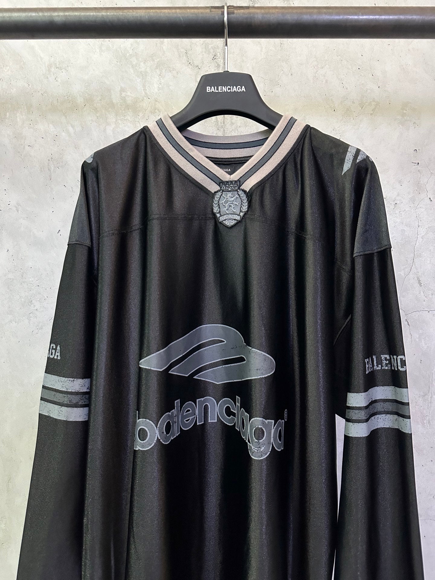 Balenciaga long-sleeve shirt black with front crest pendant and logo print