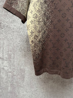 Short-sleeve T-shirt side and lower hem, dark brown with yellow monogram-style print