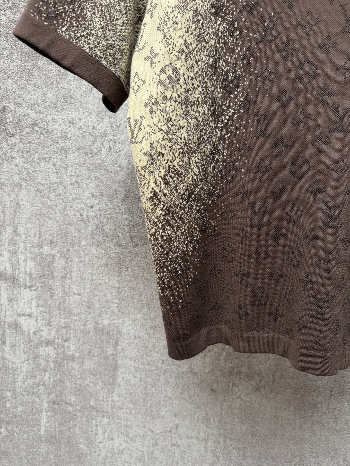 Short-sleeve T-shirt side and lower hem, dark brown with yellow monogram-style print
