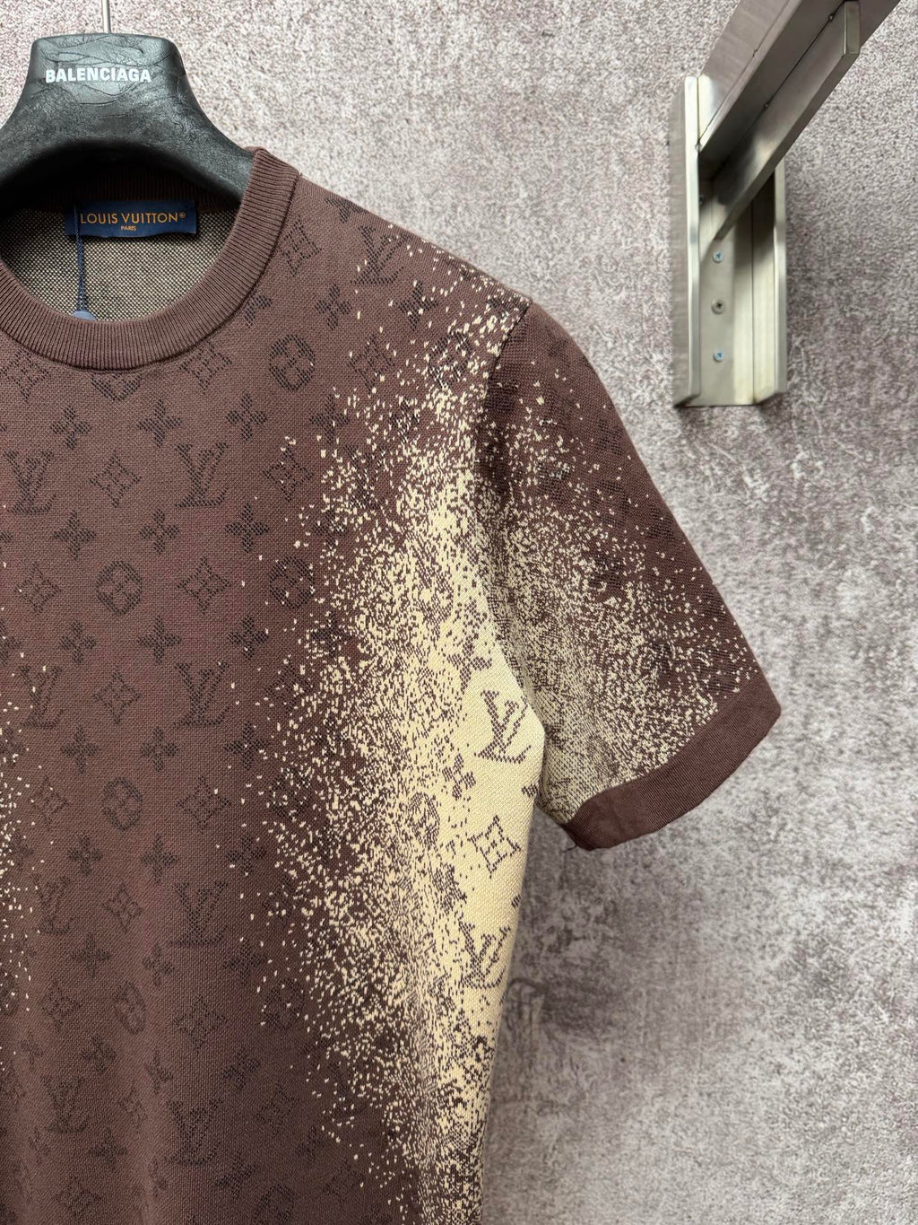 Short-sleeve T-shirt with dark brown fabric, yellow monogram-style print, ribbed crew neck