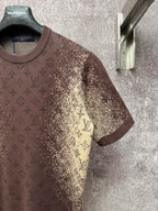 Short-sleeve T-shirt with dark brown fabric, yellow monogram-style print, ribbed crew neck