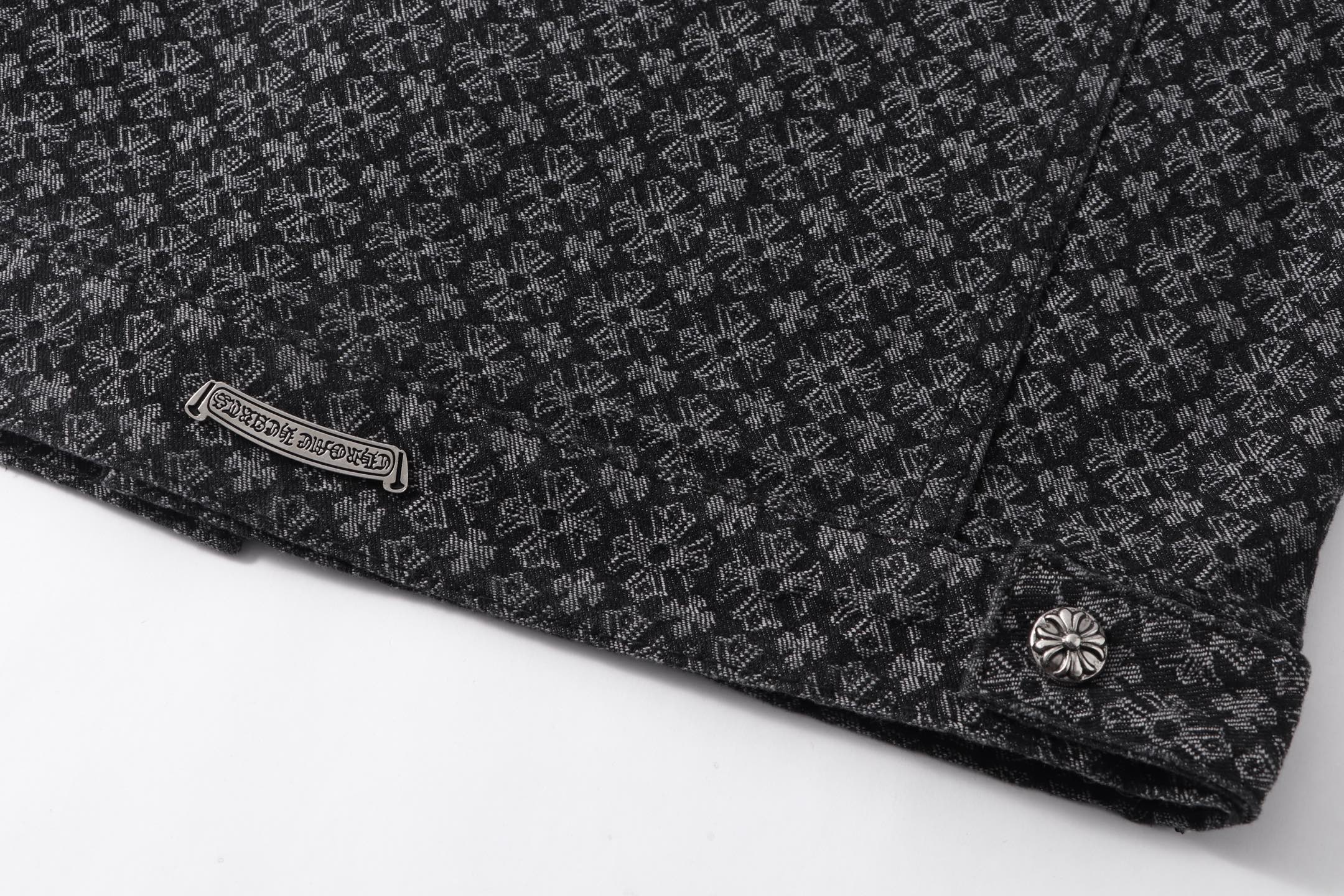 Dark patterned shirt hem with side label patch and silver-tone button