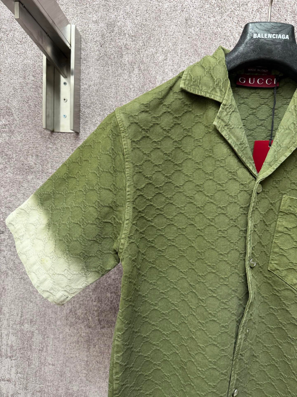 Gucci short-sleeve shirt, olive green textured pattern, open collar and front buttons