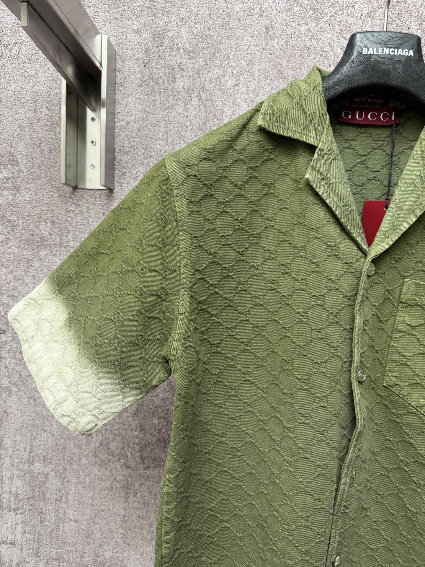 Gucci short-sleeve shirt, olive green textured pattern, open collar and front buttons