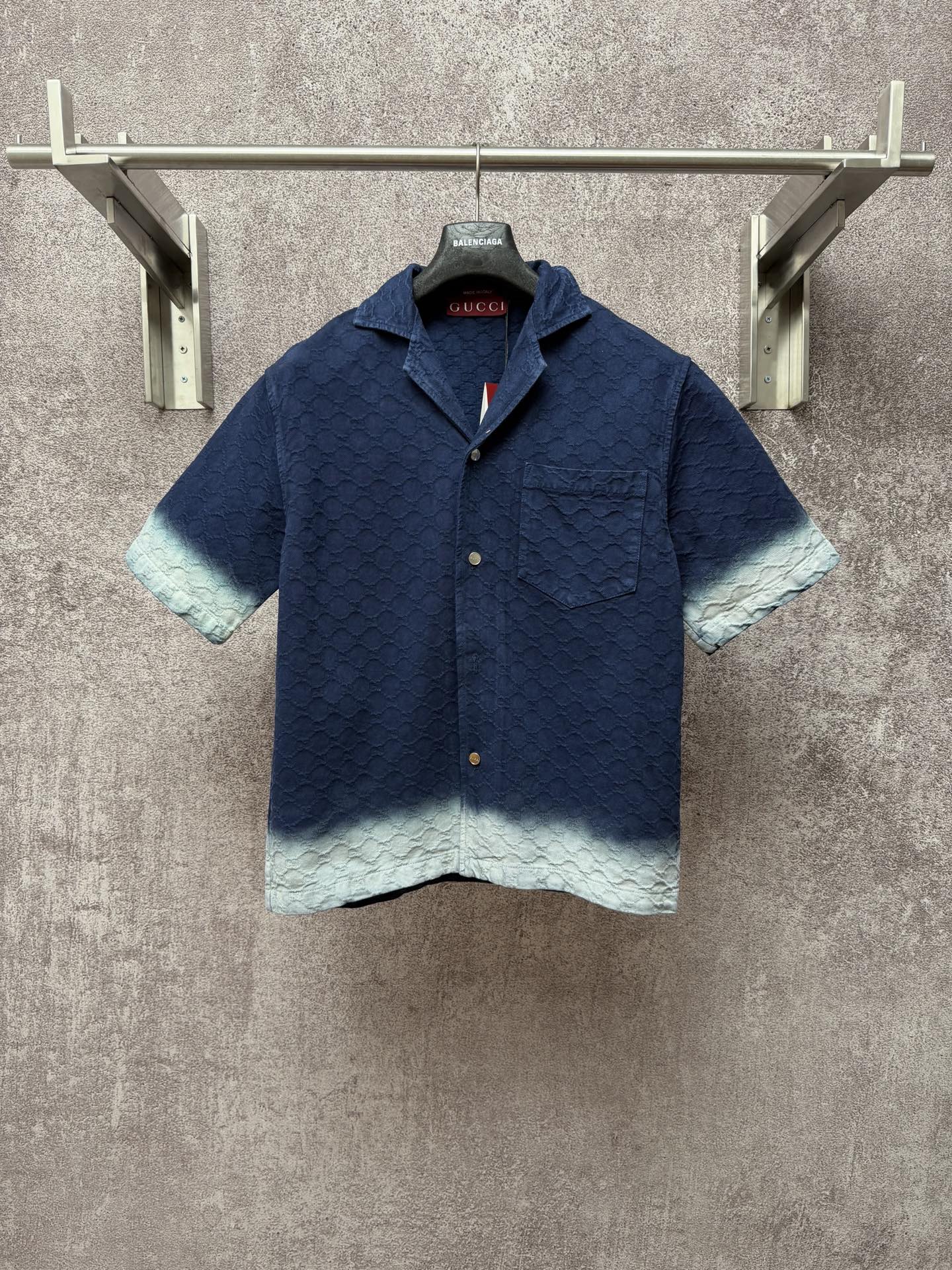 Gucci short-sleeve shirt in dark blue with light blue cuffs and hem