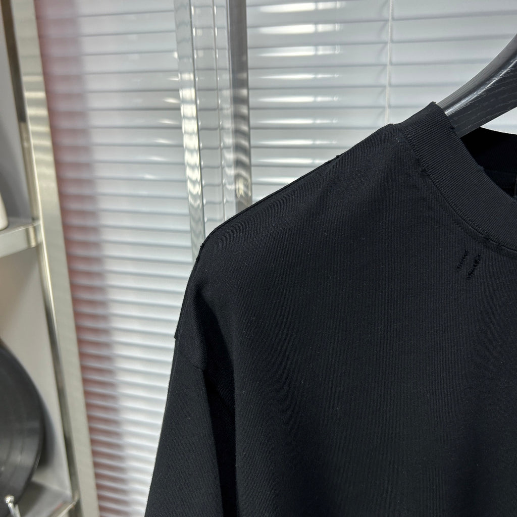 Black crew-neck T-shirt with short sleeves, textured knit and smooth shoulder seam