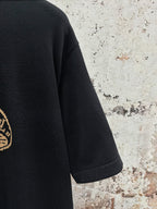 Black short-sleeve T-shirt sleeve with embroidered emblem edge detail