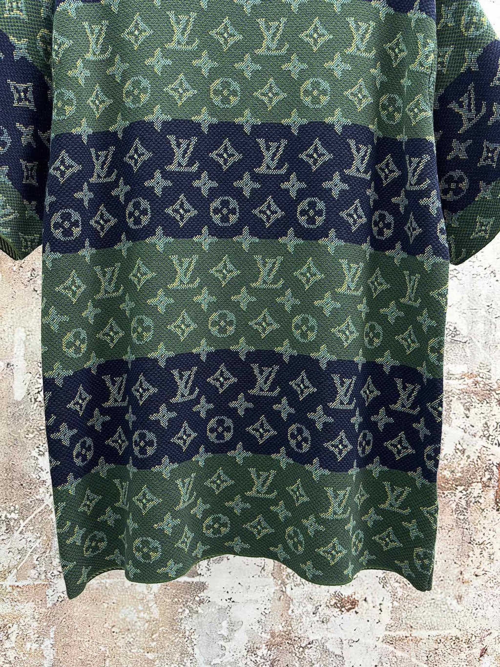 Crewneck short-sleeve shirt with horizontal banded monogram print in navy and green
