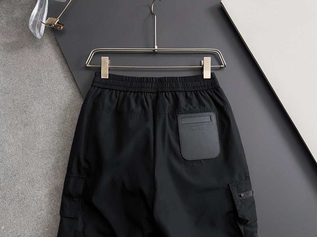 Black cargo pants with elastic waistband and drawstring, with side pocket detail
