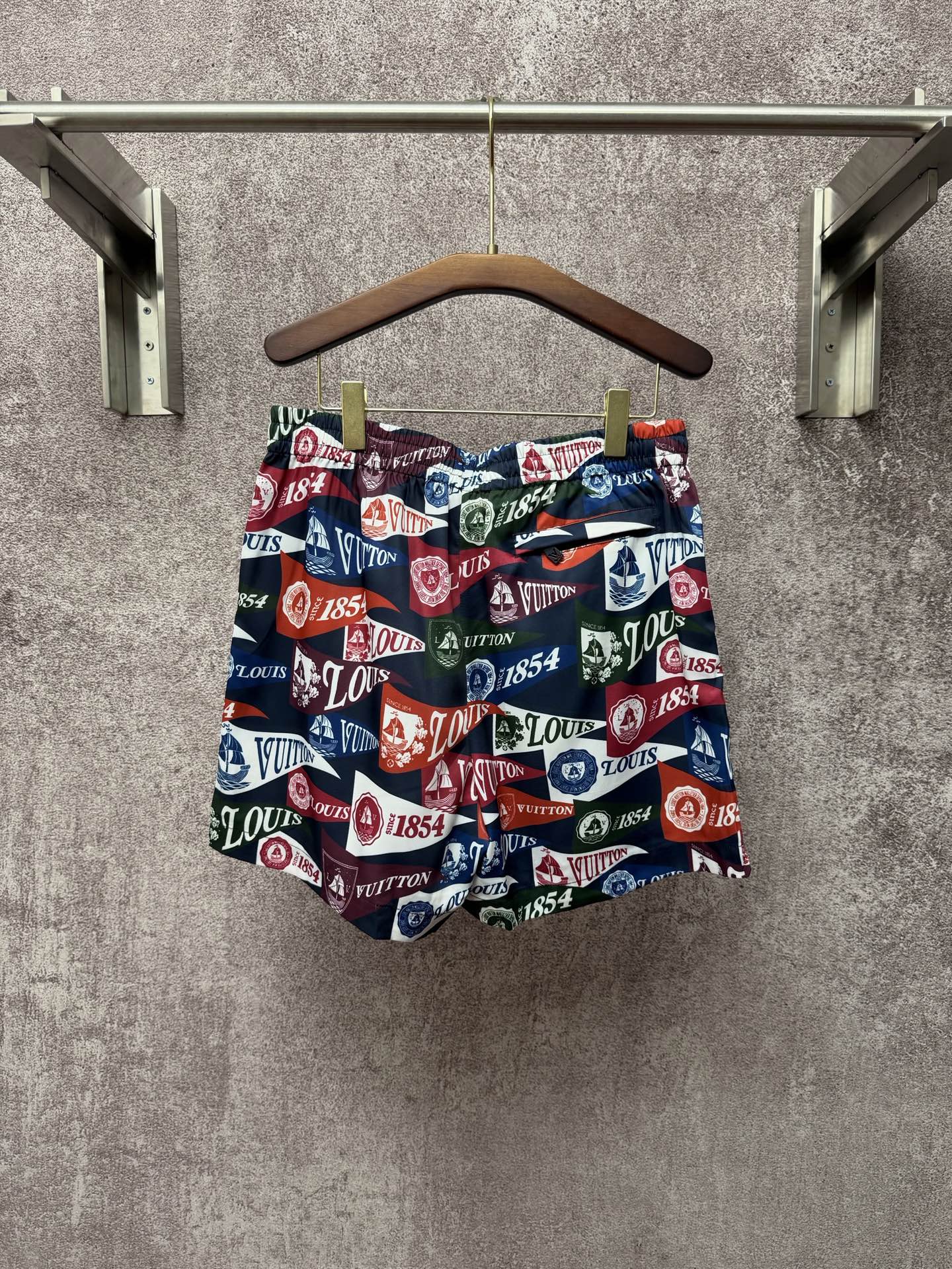 Patterned shorts with elastic waistband and drawstring, multicolor logo print