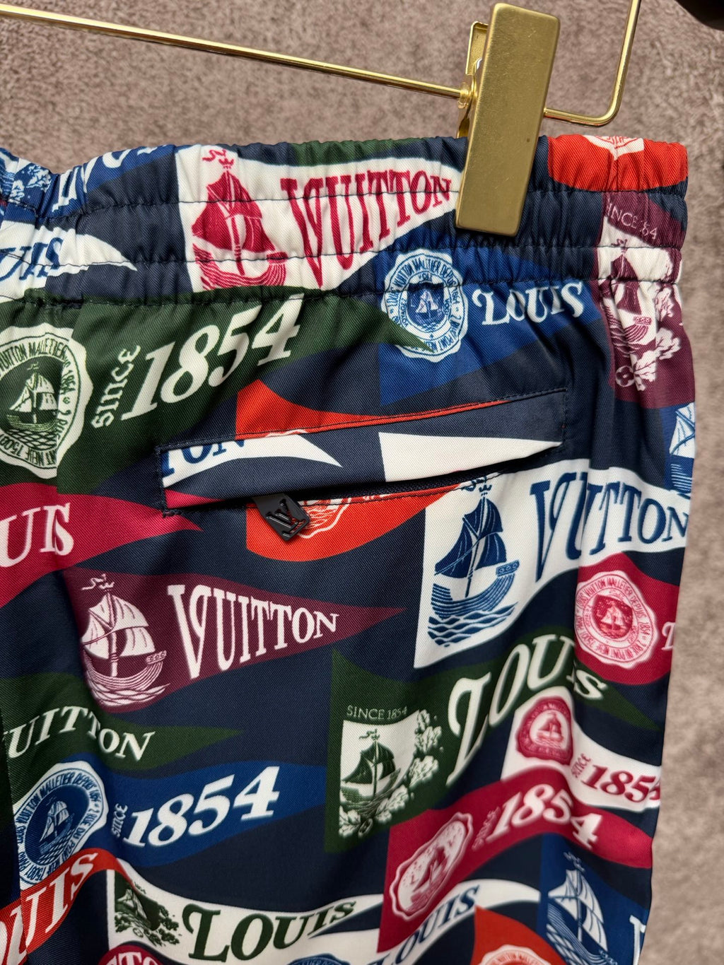 Logo-printed shorts with elastic waistband and drawstring ties