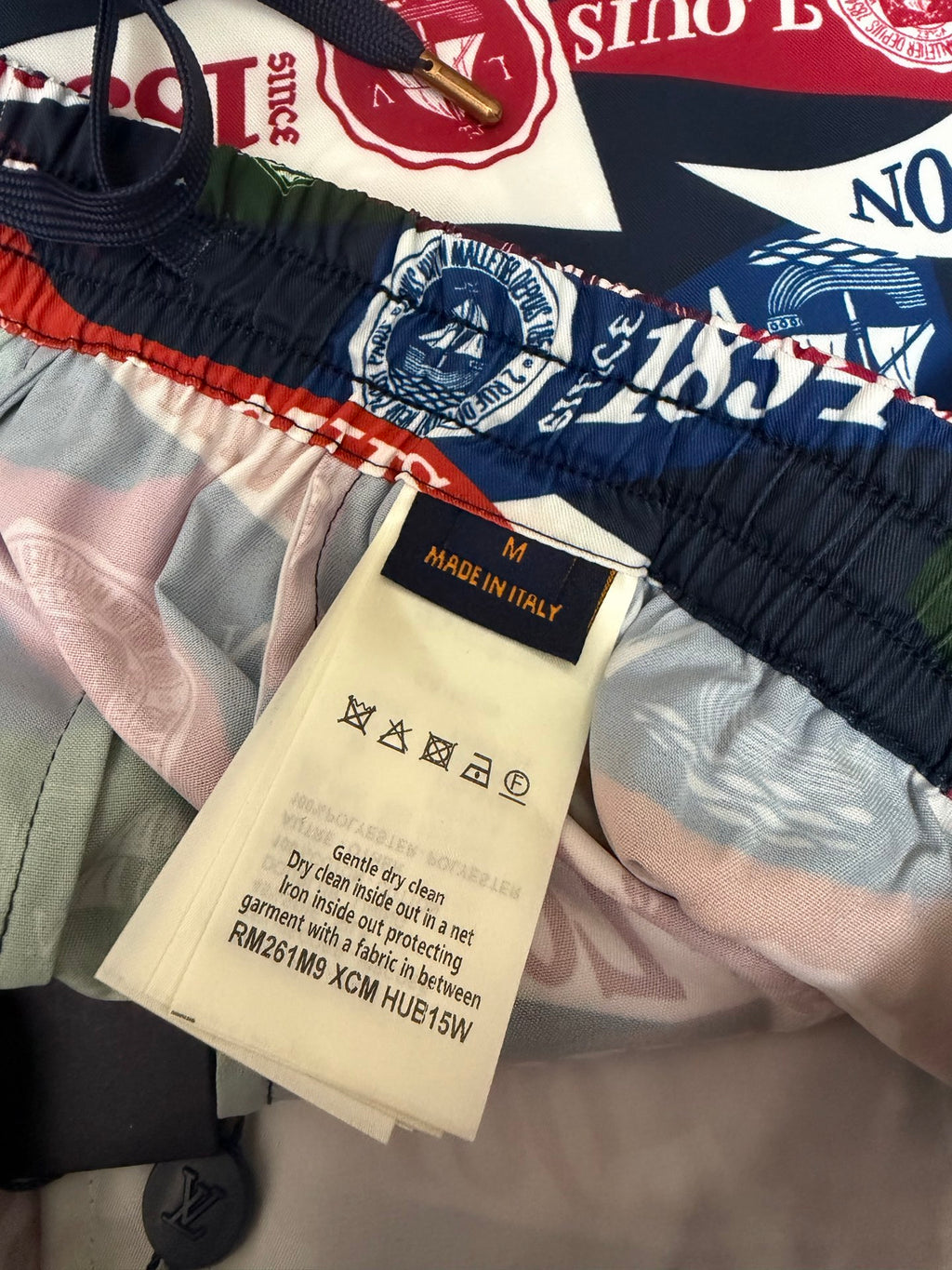 Multicolor logo shorts with fabric care label and elastic waistband