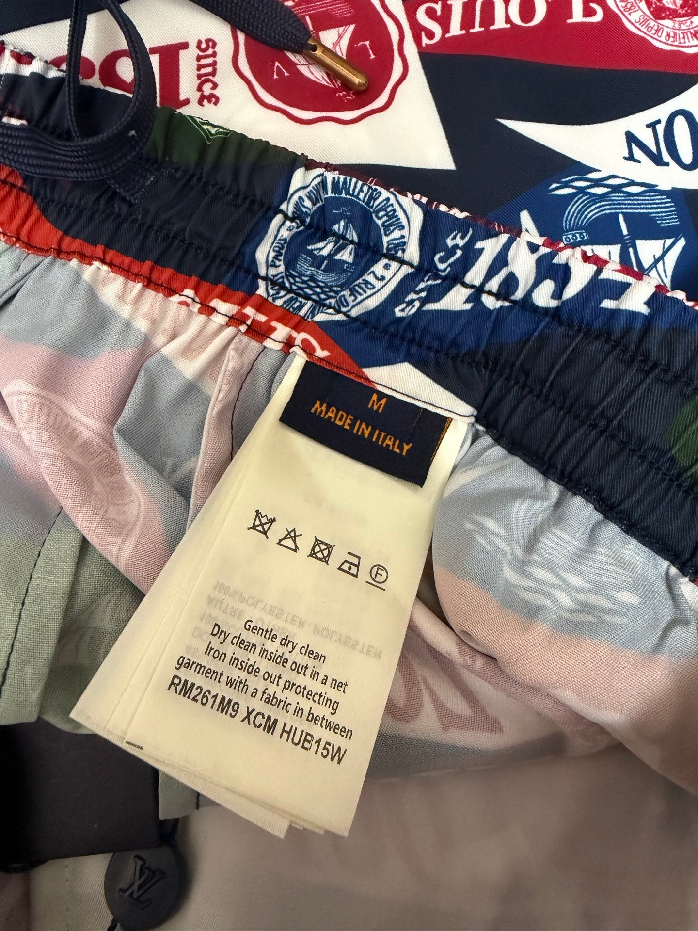 Multicolor logo shorts with fabric care label and elastic waistband
