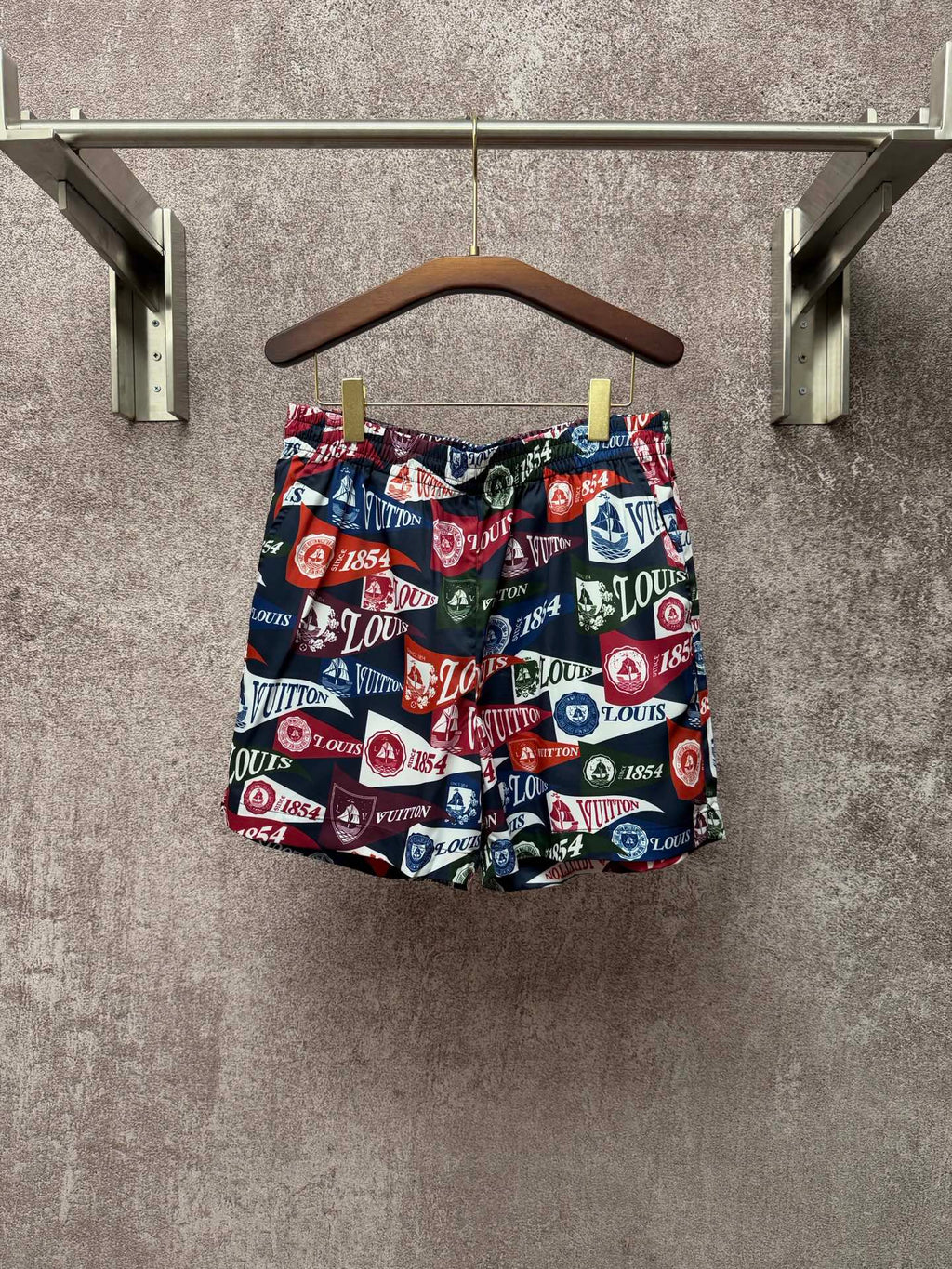 Patterned shorts with elastic waistband and drawstring, multicolor logo print