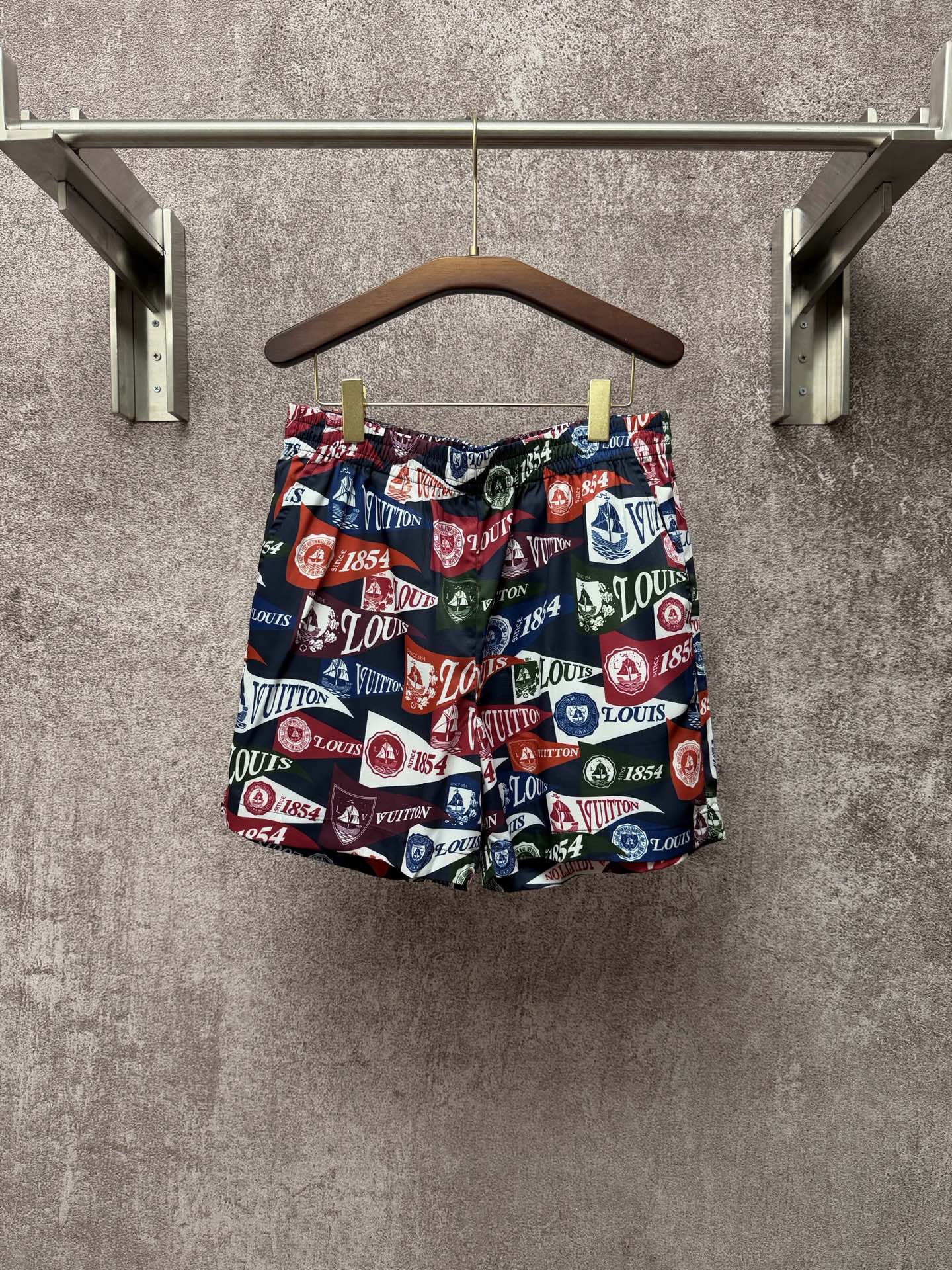 Patterned shorts with elastic waistband and drawstring, multicolor logo print