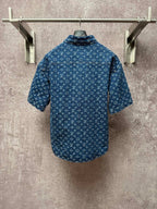 Blue patterned short-sleeve shirt with raised collar and full back print