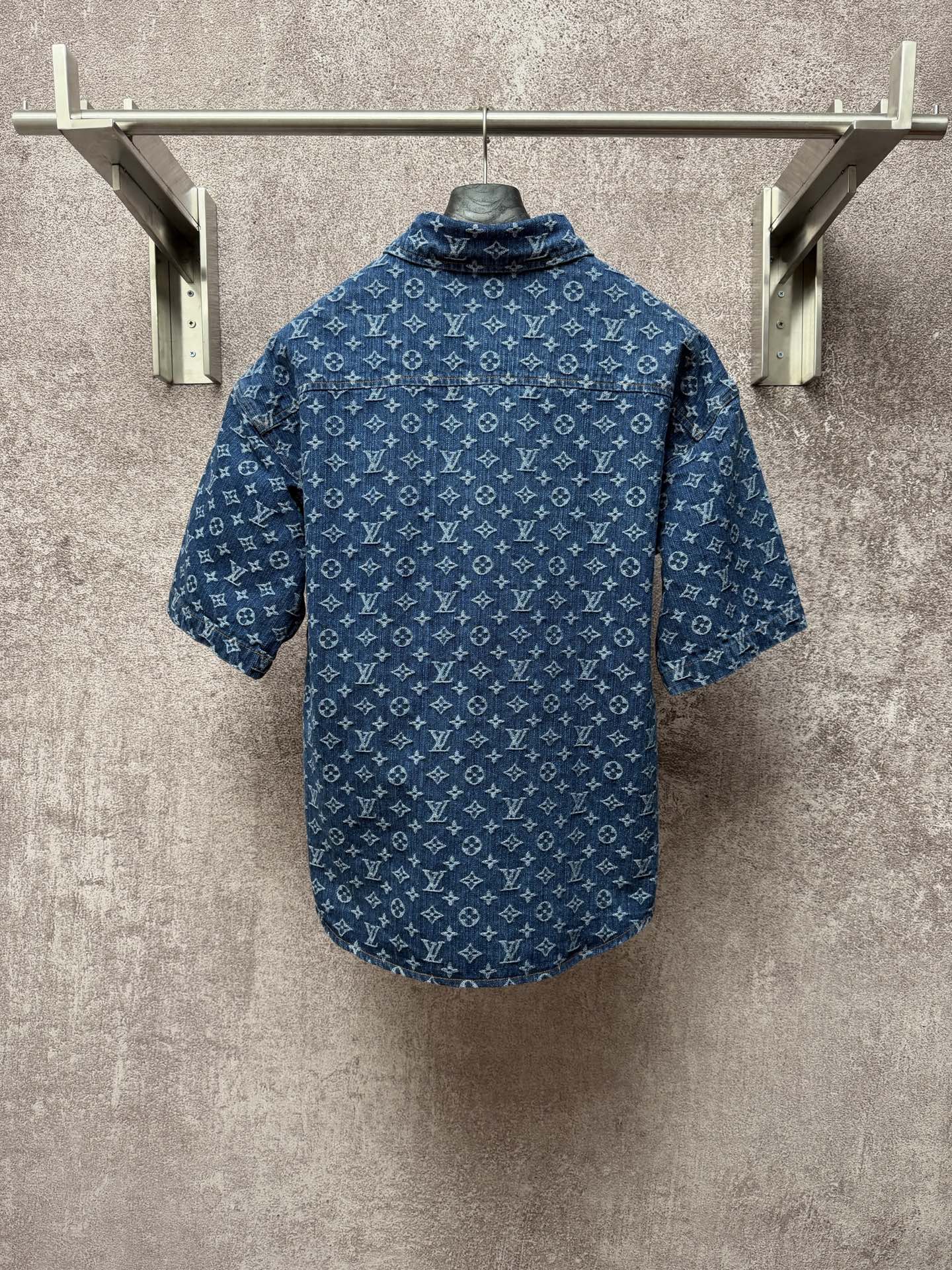 Blue patterned short-sleeve shirt with raised collar and full back print