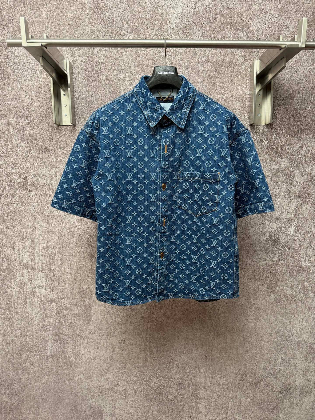 Blue patterned short-sleeve button-up shirt with spread collar and front buttons