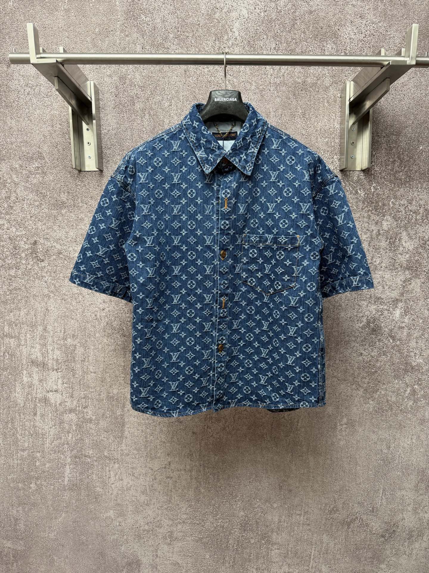 Blue patterned short-sleeve button-up shirt with spread collar and front buttons