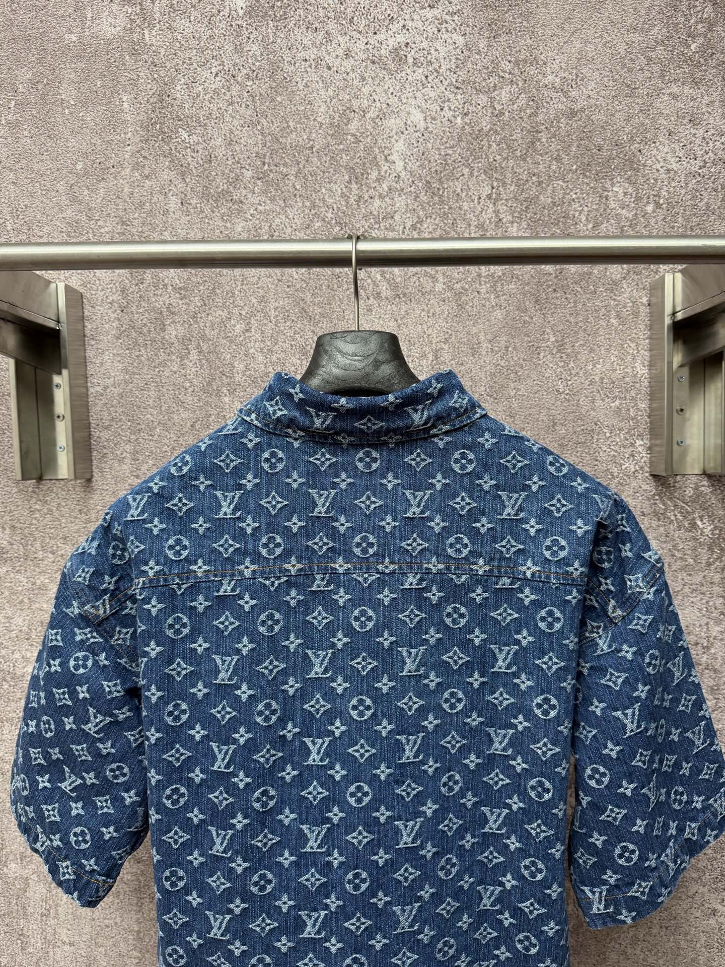 Blue patterned long-sleeve shirt with high collar and full back print