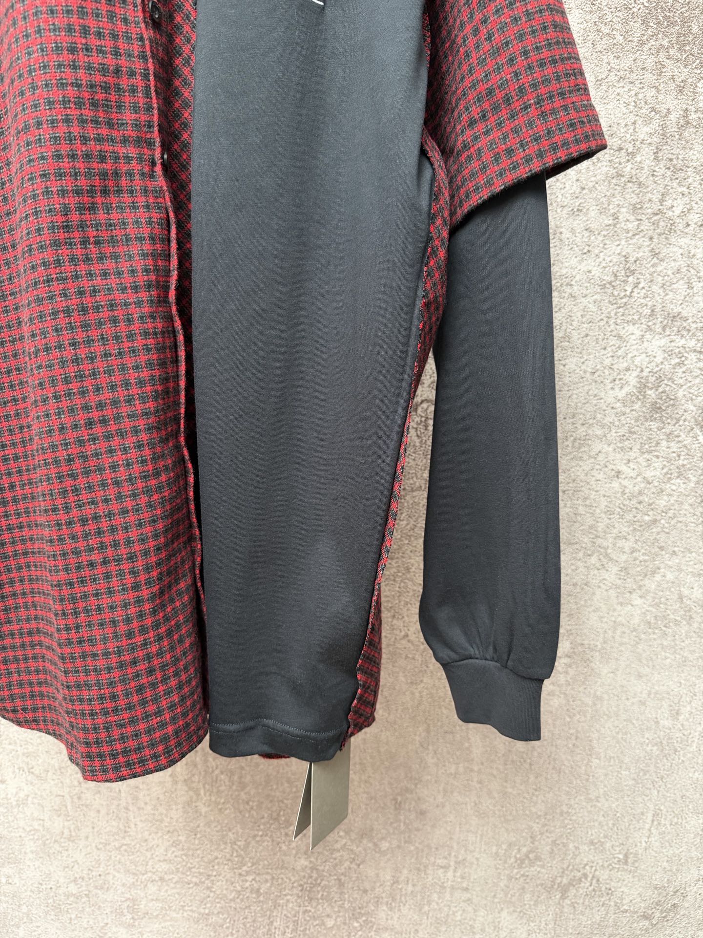 Long shirt with red-and-black check body, dark gray sleeves and ribbed hem cuffs