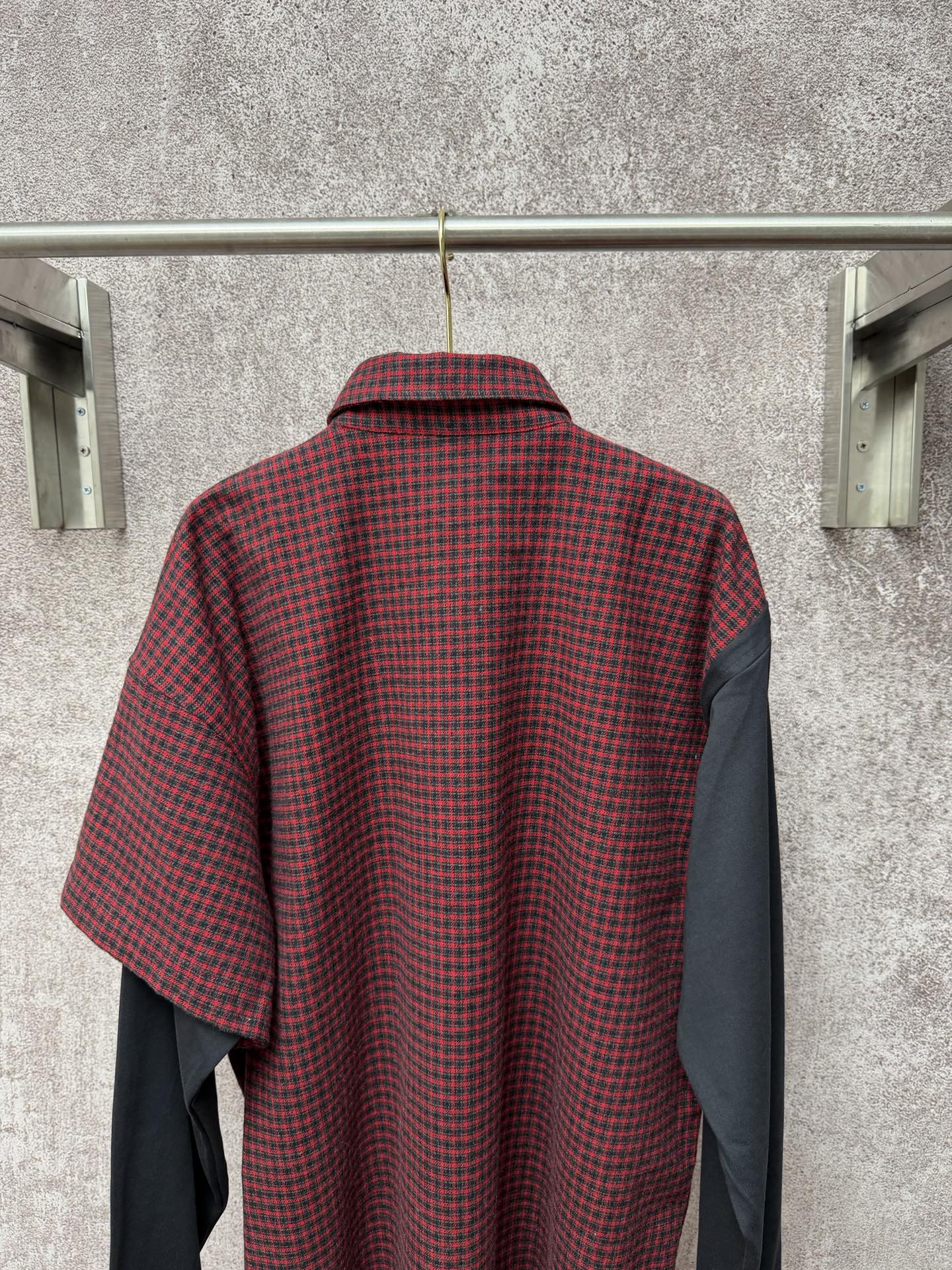 Long shirt back with red-and-black check fabric and dark gray under-sleeve panels