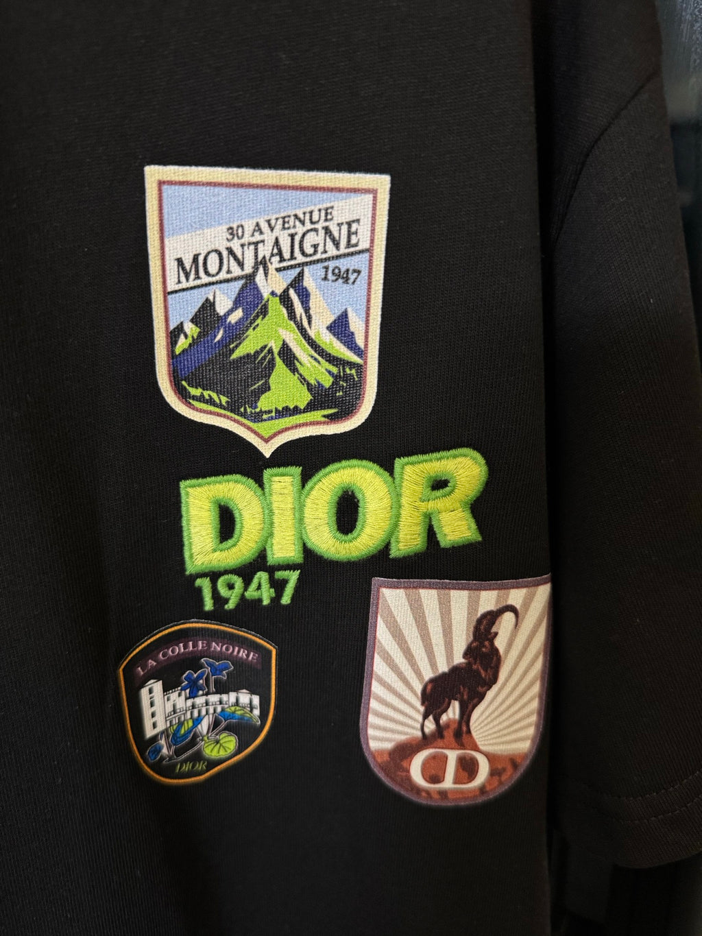 Black T-shirt with Dior 1947 crest and patch graphic set