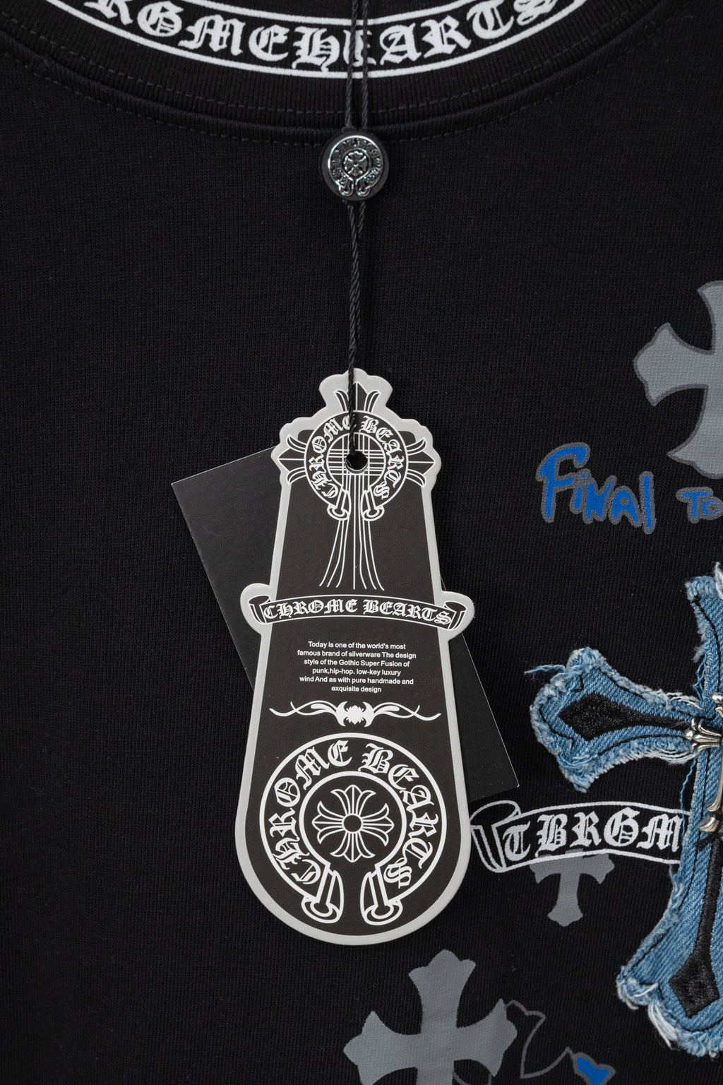 Black short-sleeve T-shirt with circular graphic and hanging neck tag