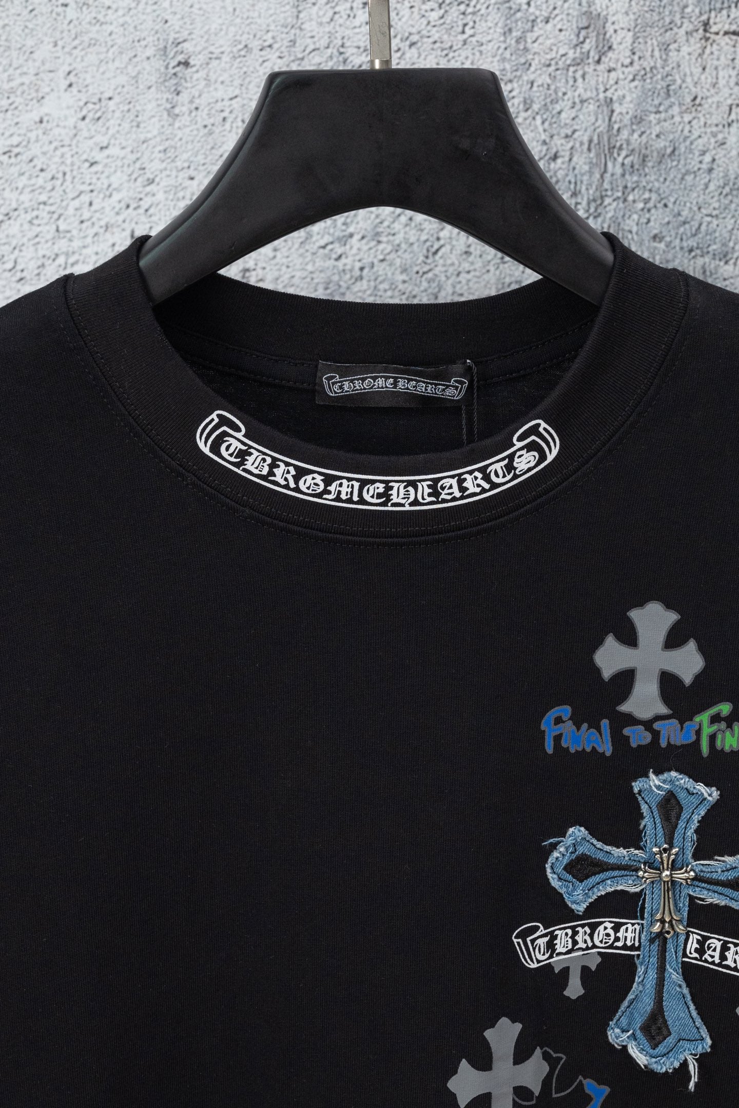 Black short-sleeve T-shirt neckline with logo band and blue cross embroidery