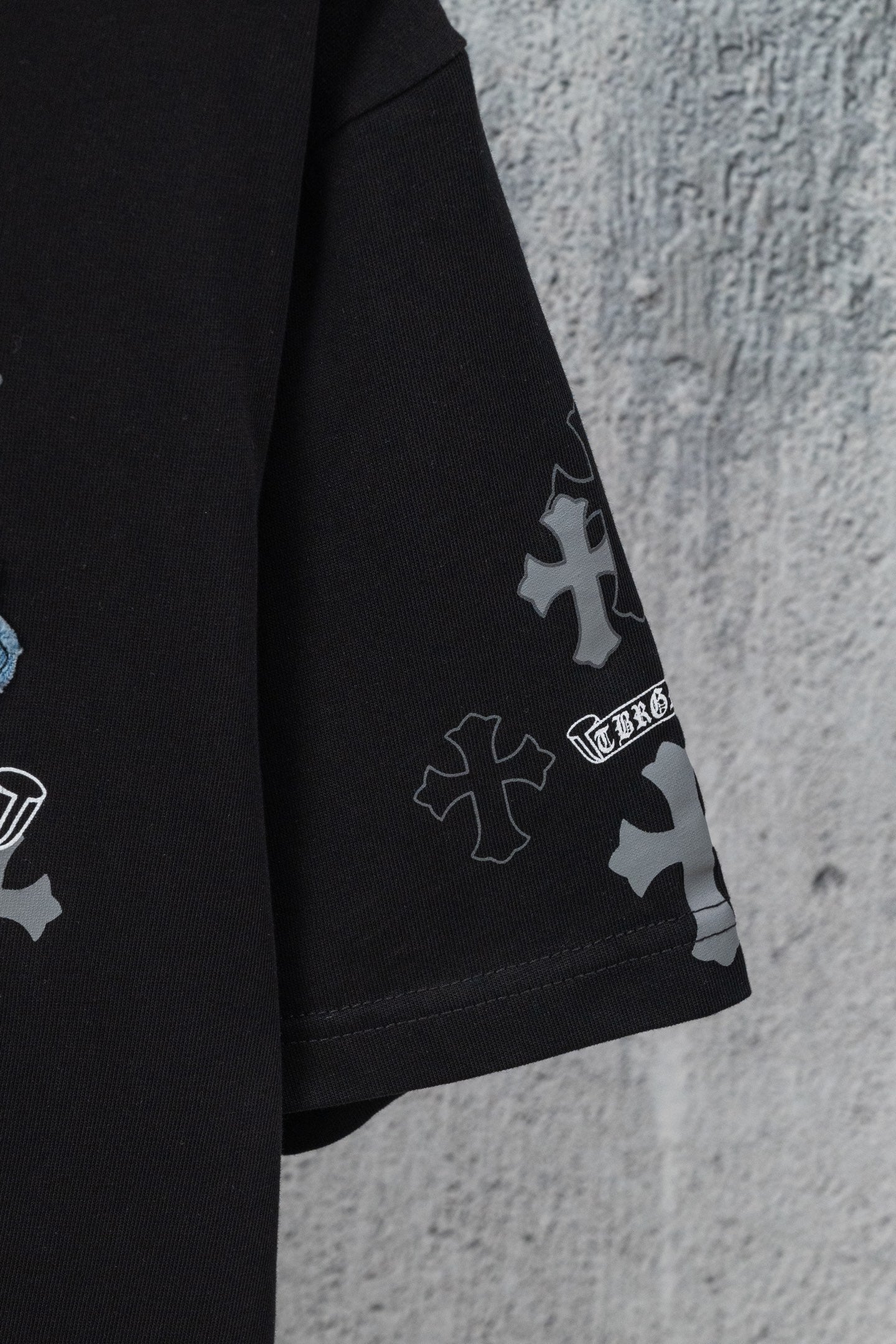 Black short-sleeve T-shirt sleeve with cross pattern print