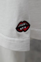 White short-sleeve T-shirt sleeve with embroidered red lips patch