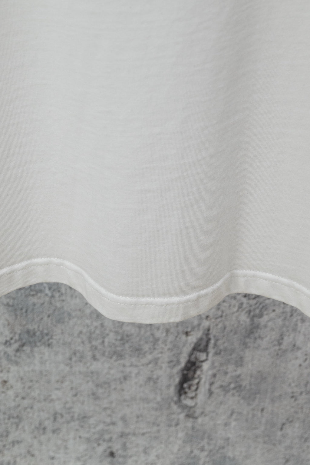 White short-sleeve T-shirt hem with wavy seam detail